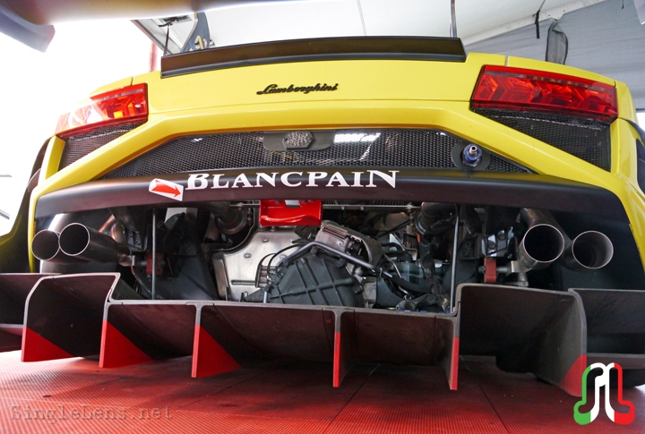009-Lamborghini-racing-team.JPG